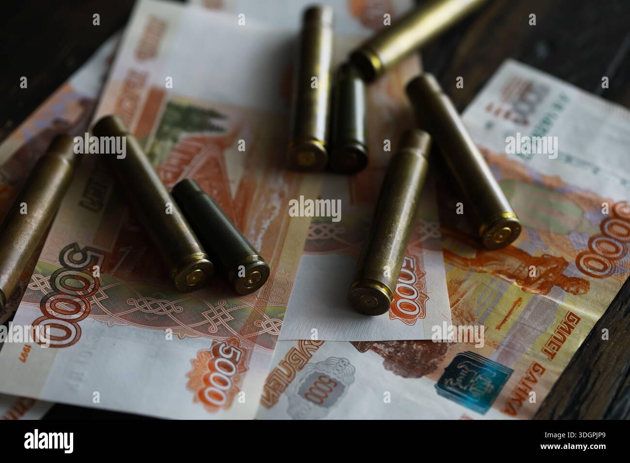 Kugeln liegen auf der Geldspitze Stockfoto