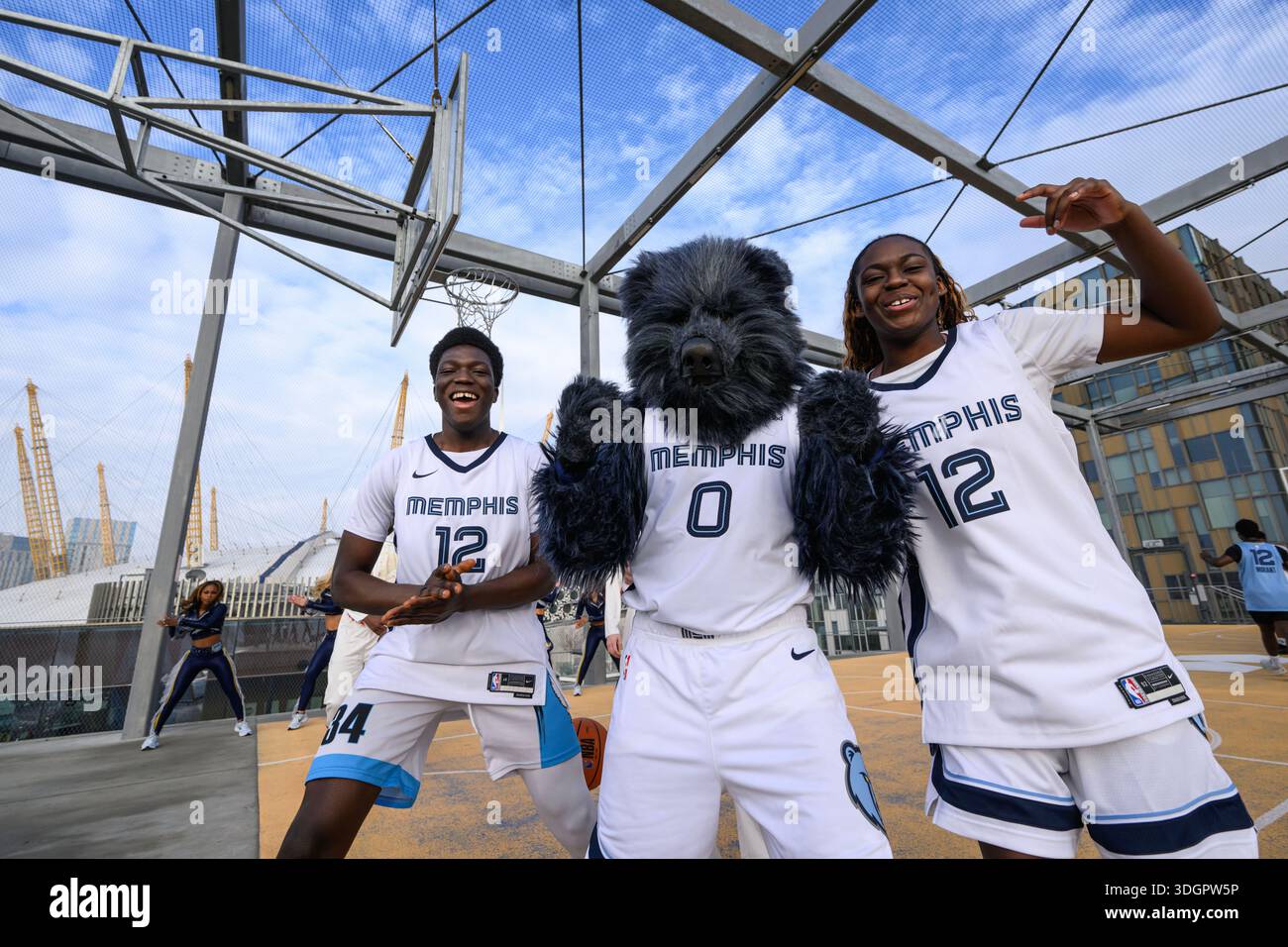 NUR ZUR REDAKTIONELLEN VERWENDUNG das Memphis Grizzlies Team Maskottchen Grizz und das Tanzteam Grizz Girls treten bei einer Basketball-Show auf, bei der Spieler der RDF Eagles Basketball Academy, organisiert von Memphis Tourism vor dem heutigen NBA-Spiel in London im O2, im Rahmen einer Londoner Kampagne zur Förderung von Memphis' Musik, Kultur und Attraktionen auftreten. Bilddatum: Sonntag, 18. Januar 2026. Stockfoto