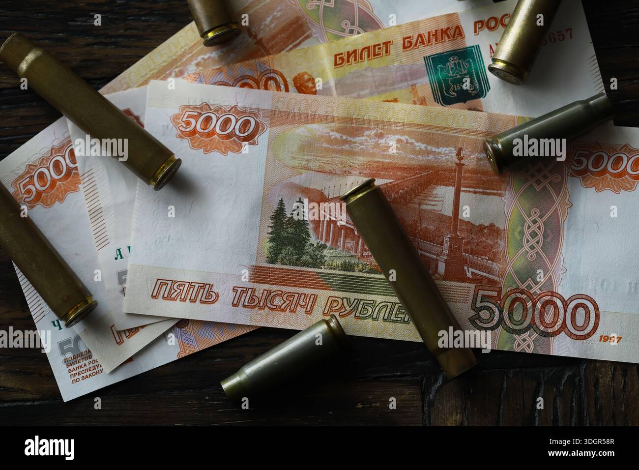 Kugeln liegen auf der Geldspitze Stockfoto