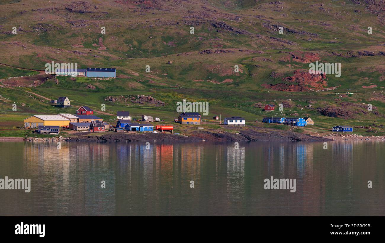 Ländliche Landschaft grönlands mit farbenfrohen Häusern und Farmen des Fjorddorfes Qassiarsuk Stockfoto