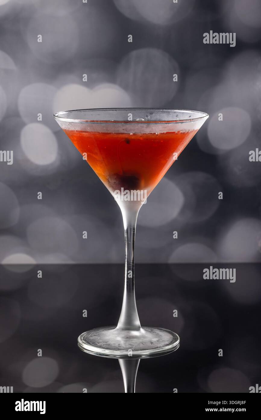 Whiskey-Cocktail oder manhattan serviert mit dunkler Kirsche. Stockfoto