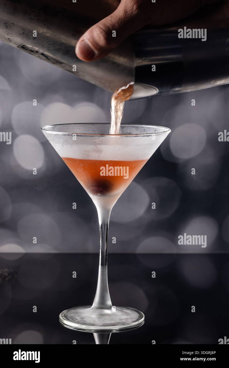 Whiskey-Cocktail oder manhattan serviert mit dunkler Kirsche. Stockfoto