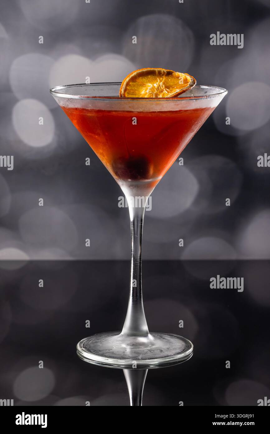 Whiskey-Cocktail oder manhattan serviert mit dunkler Kirsche. Stockfoto