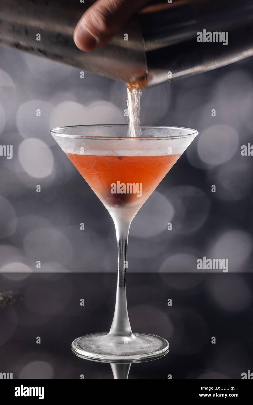 Whiskey-Cocktail oder manhattan serviert mit dunkler Kirsche. Stockfoto