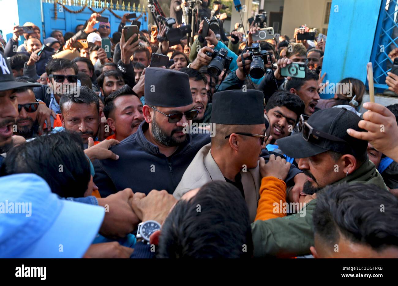 Am 18. Januar 2026 trat der ehemalige Bürgermeister von Kathmandu Balendra Shah (Balen), der Rapper, der die Kommunalwahlen 2022 als unabhängiger Rapper gewann, offiziell der Rastriya Swatantra Party (RSP) in ihrem Büro in Kathmandu bei. Er wurde zum führenden Vorsitzenden ernannt und zum Premierminister der Partei für die Parlamentswahlen am 5. März 2026 ernannt. Dies folgt auf eine am 28. Dezember 2025 unterzeichnete 7-Punkte-Vereinbarung, nach der der Vorsitzende der RSP Rabi Lamichhane weiterhin zentraler Vorsitzender bleibt, während Balen nach der Wahl und dem Parteichef des Parteivorsitzenden wird. Die RSP, die viertgrößte Truppe von winn Stockfoto