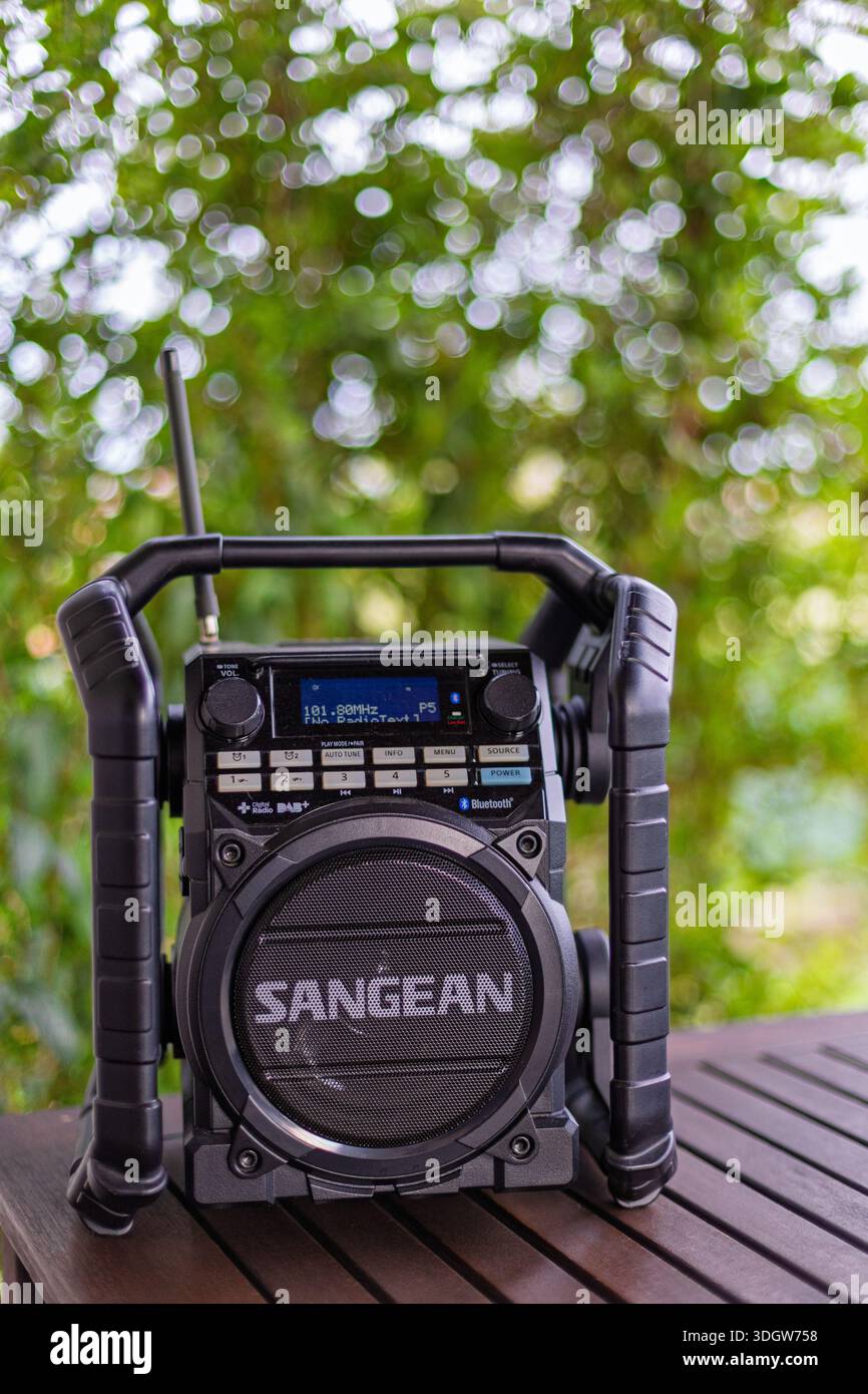 VINKOVCI, KROATIEN, 03.14.2025: Ein kompakter und robuster Bluetooth-Radiolautsprecher mit außergewöhnlichem Sound, perfekt für Outdoor- und Innenaktivitäten. It Stockfoto