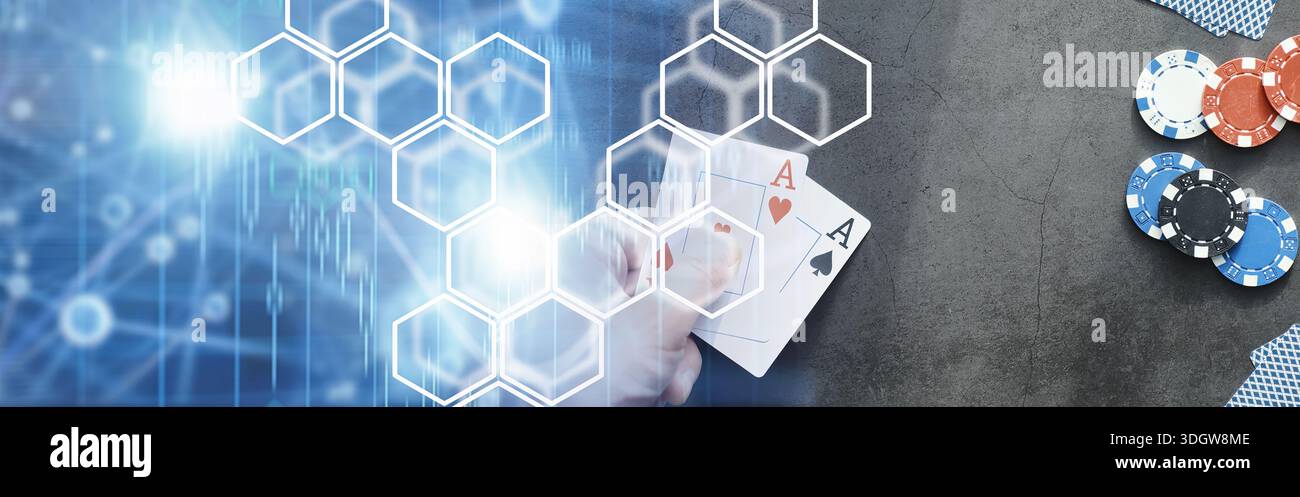 Gambling Card Spiele für Geld. Texas Hold'em Poker. Karten in der Hand, Spielchips, Kartenstapel mit Alkohol in einem Glas. Stockfoto