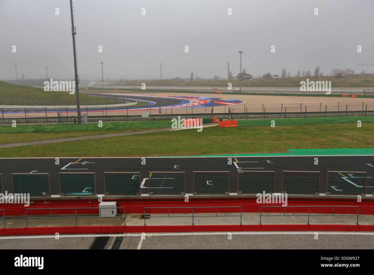 Misano Adriatico International Circuit benannt nach Marco Simoncelli, Blick auf die Startstrecke an einem nebeligen Tag. Stockfoto