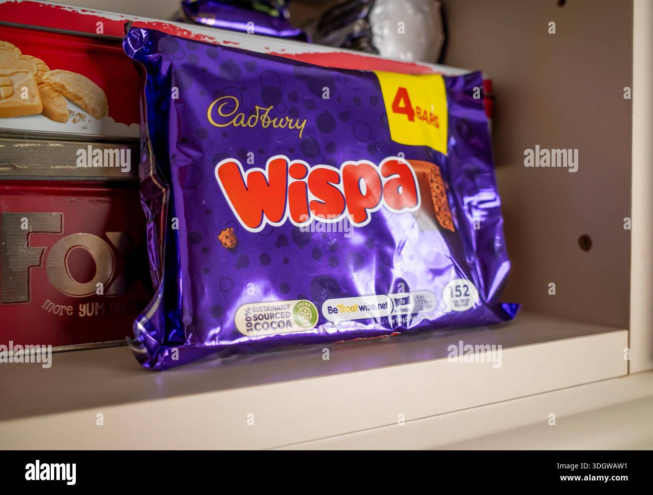 Eine Mehrfachpackung mit 4 Cadbury Wispa Schokoladenriegeln in einem Küchenschrank Stockfoto