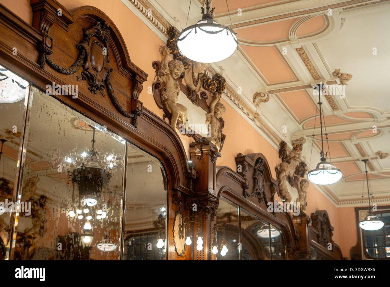 Majestätisches Café in Porto, eines der 10 schönsten Cafés der Welt und ein repräsentatives Beispiel für den Jugendstil Stockfoto