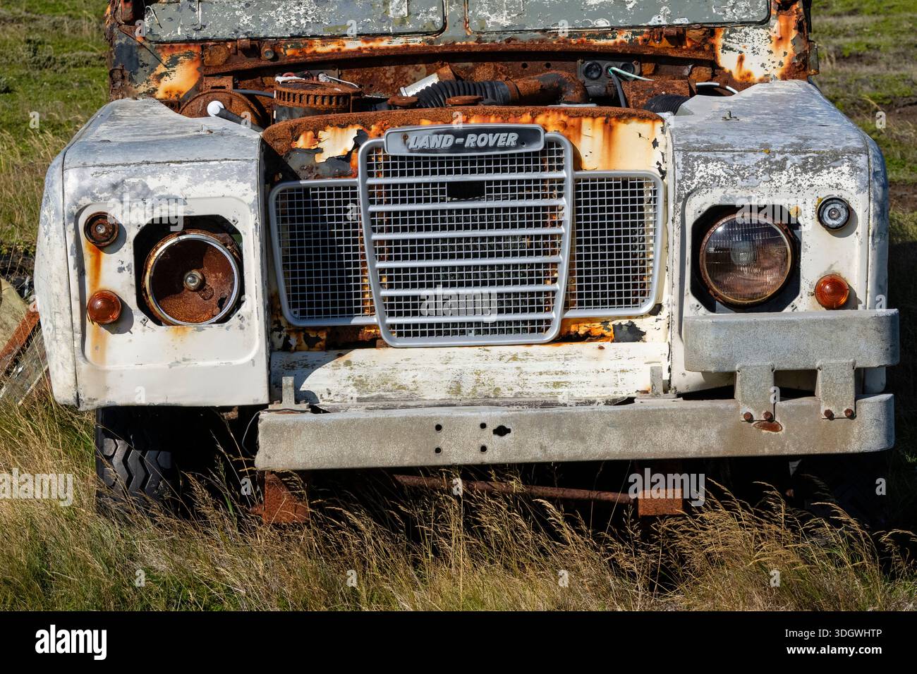 Verlassener Land Rover, unbewohnte Missionssiedlung von Keppel Island, Falklandinseln. Stockfoto