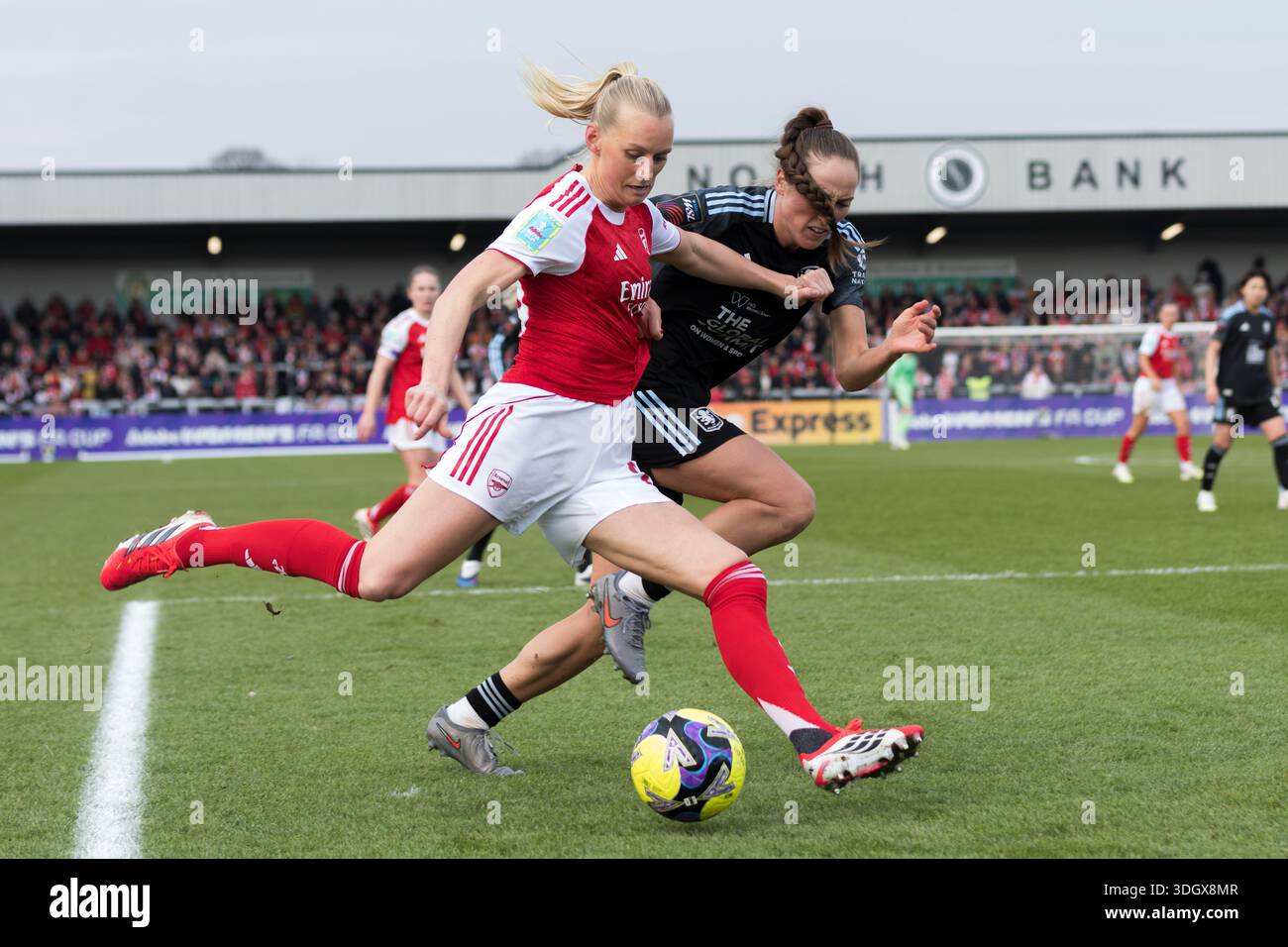Borehamwood, Großbritannien, 18. Januar 2026. Stina Blackstenius von Arsenal Women und Lucy Parker von Aston Villa in Aktion während des Adobe Women's FA Cup Fourth Round Spiels im Mangata Developments Stadium (Meadow Park, Borehamwood). Credit: Suzanne Lycett / ALAMY. Stockfoto