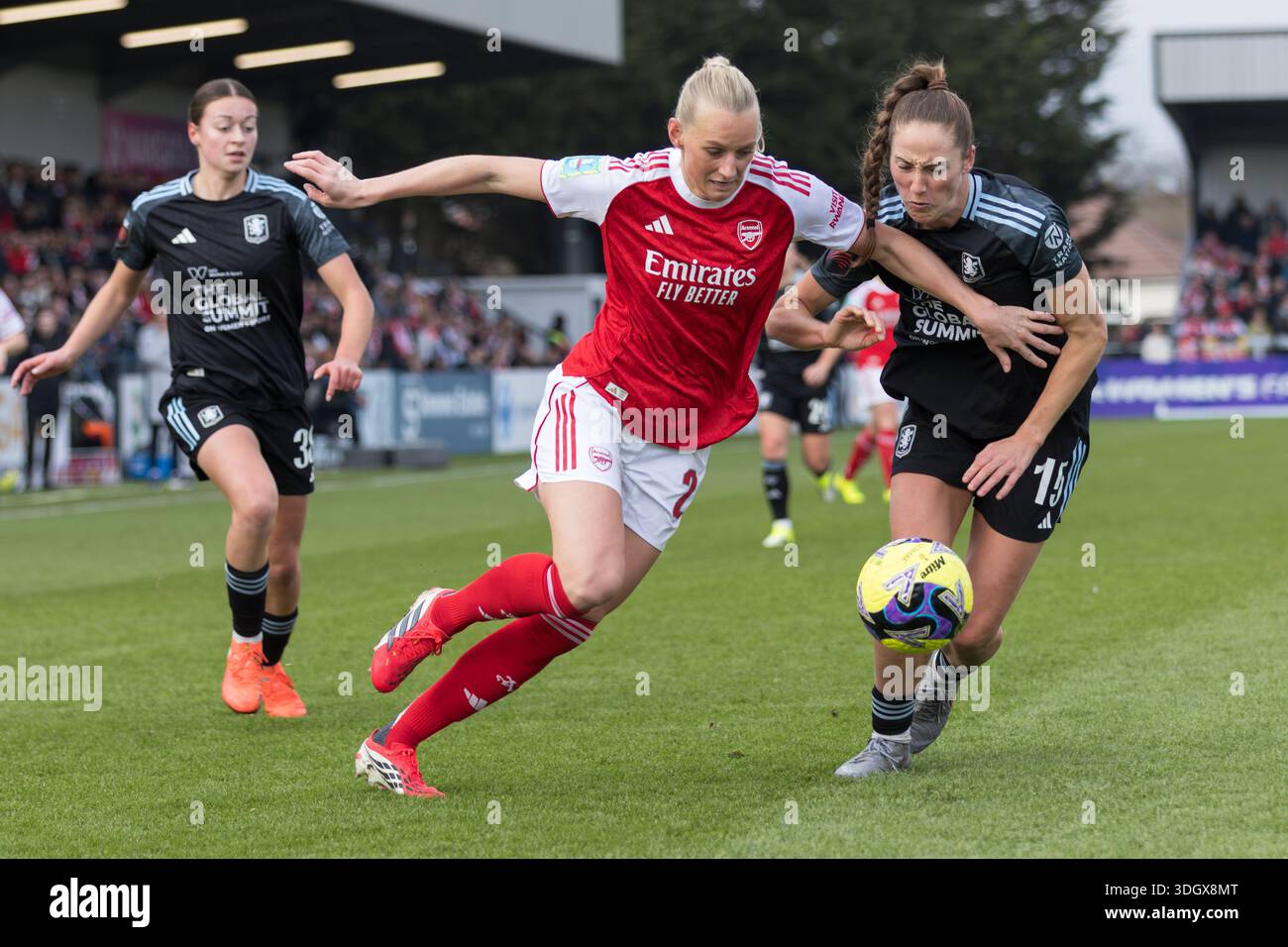 Borehamwood, Großbritannien, 18. Januar 2026. Stina Blackstenius von Arsenal Women und Lucy Parker von Aston Villa in Aktion während des Adobe Women's FA Cup Fourth Round Spiels im Mangata Developments Stadium (Meadow Park, Borehamwood). Credit: Suzanne Lycett / ALAMY. Stockfoto