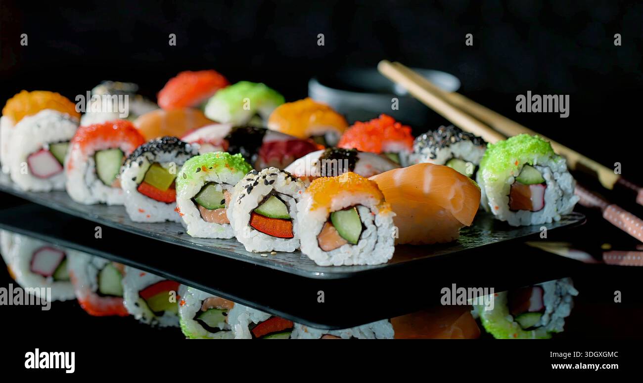 Verschiedene Sushi-Platten Mit Bunten Sorten, Hell Angeordnetes Sushi-Sortiment Mit Beilagen Stockfoto