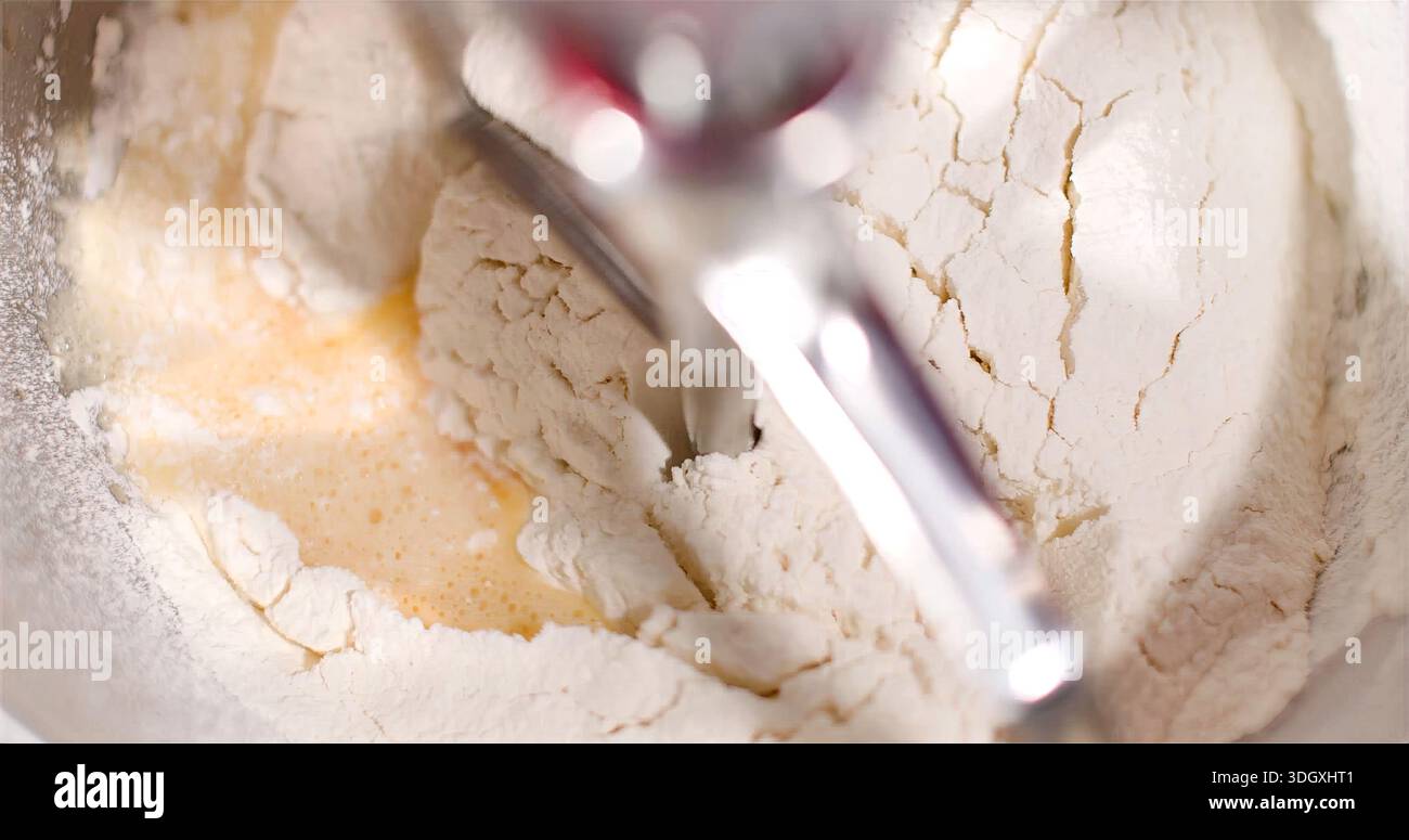 Mischen Von Weicher Butter Mit Mehl, Cremiger Butter Und Mehl In Einer Edelstahlschüssel Zum Backen Stockfoto