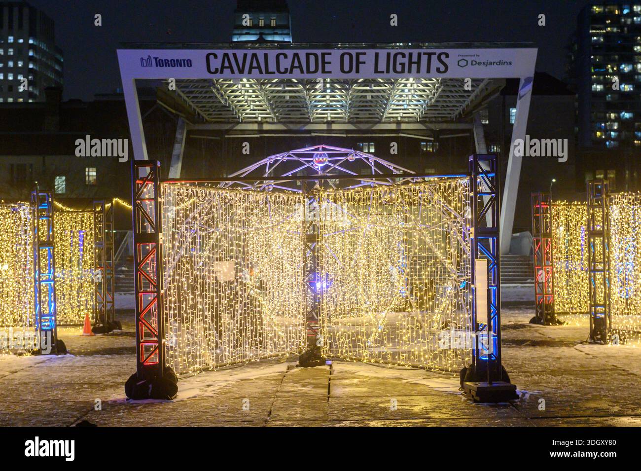 Toronto, ON, Kanada, 20. Dezember 2025, Nathan Phillips Square, der während des jährlichen Cavalcade of Lights Festivs mit blendenden Lichtstrukturen beleuchtet wird Stockfoto