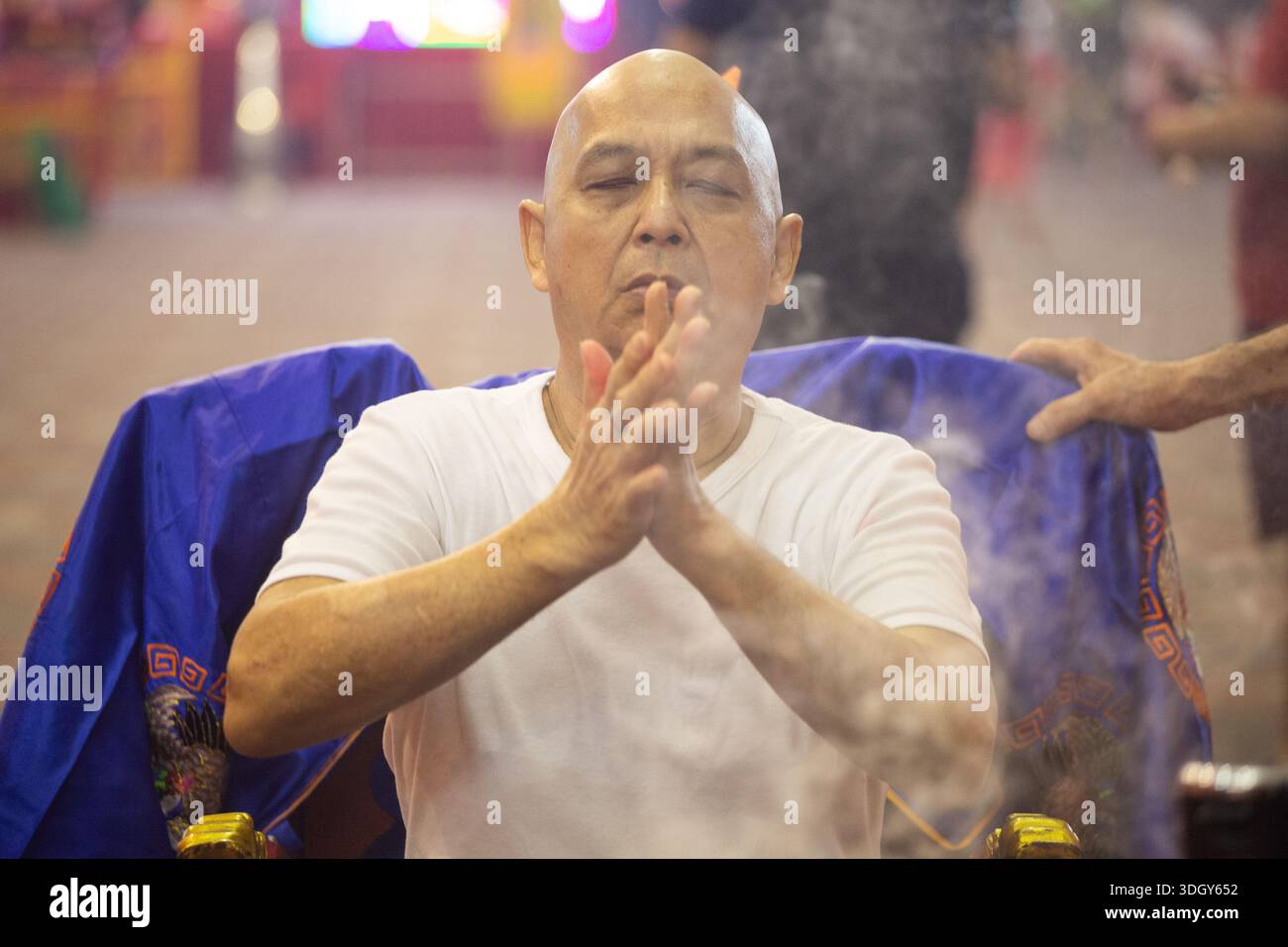 Chinesischer Mann, der sich auf das Taoismus-Festival in Singapur vorbereitet, um die Gottheit in seinen Körper zu stecken. Stockfoto