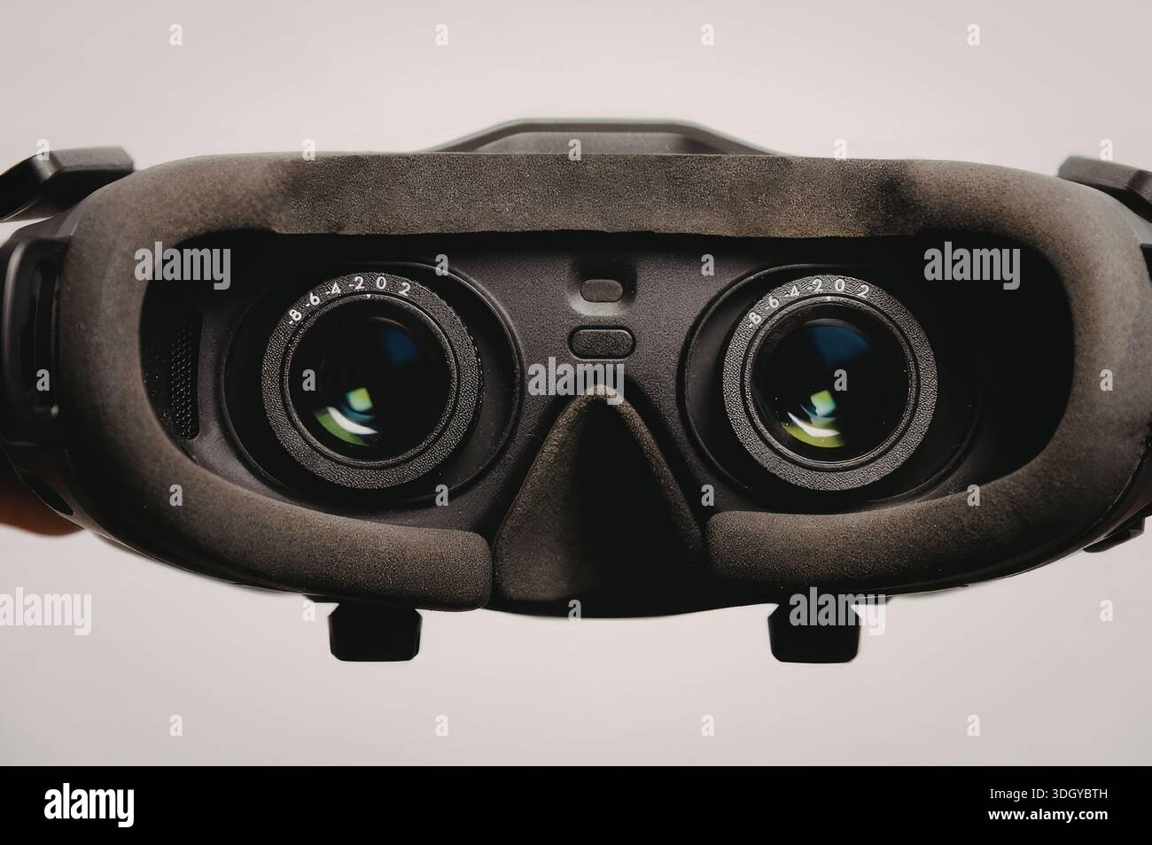 Detaillierte Nahaufnahme eines Fernglases mit Objektiven und Einstellknöpfen. Stockfoto