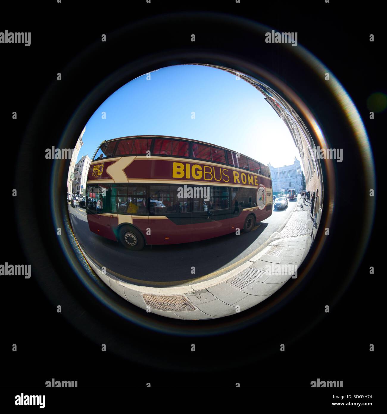 Kreisförmige Fischaugenlinsperspektive des roten Big Bus Rome Tour, Italien Stockfoto
