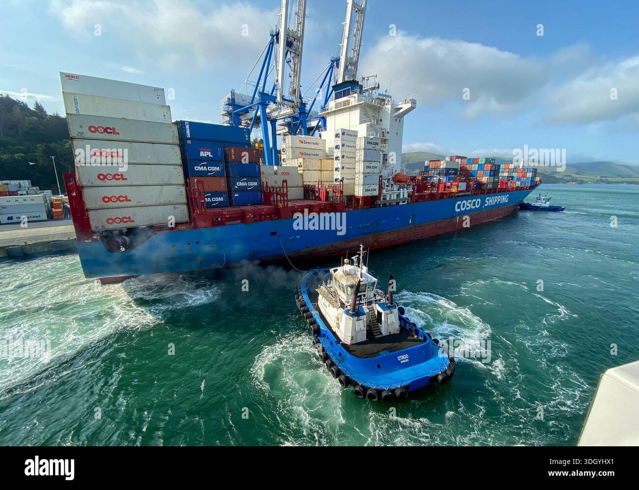 Chinesisches Schiff legt in Port Chalmers an - Smartphone-aufgenommenes Stockfoto