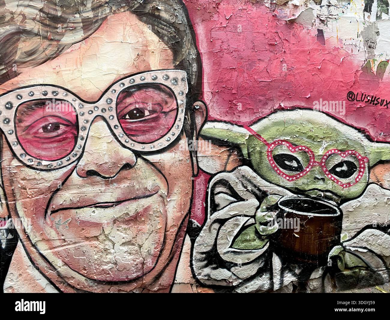 Street Art/Graffiti mit Sir Elton John und einem Java trinkenden Blingy Yoda, signiert vom Künstler Lushsux in der Nähe der unkonischen und künstlerischen AC/DC-Straße von Melbour Stockfoto