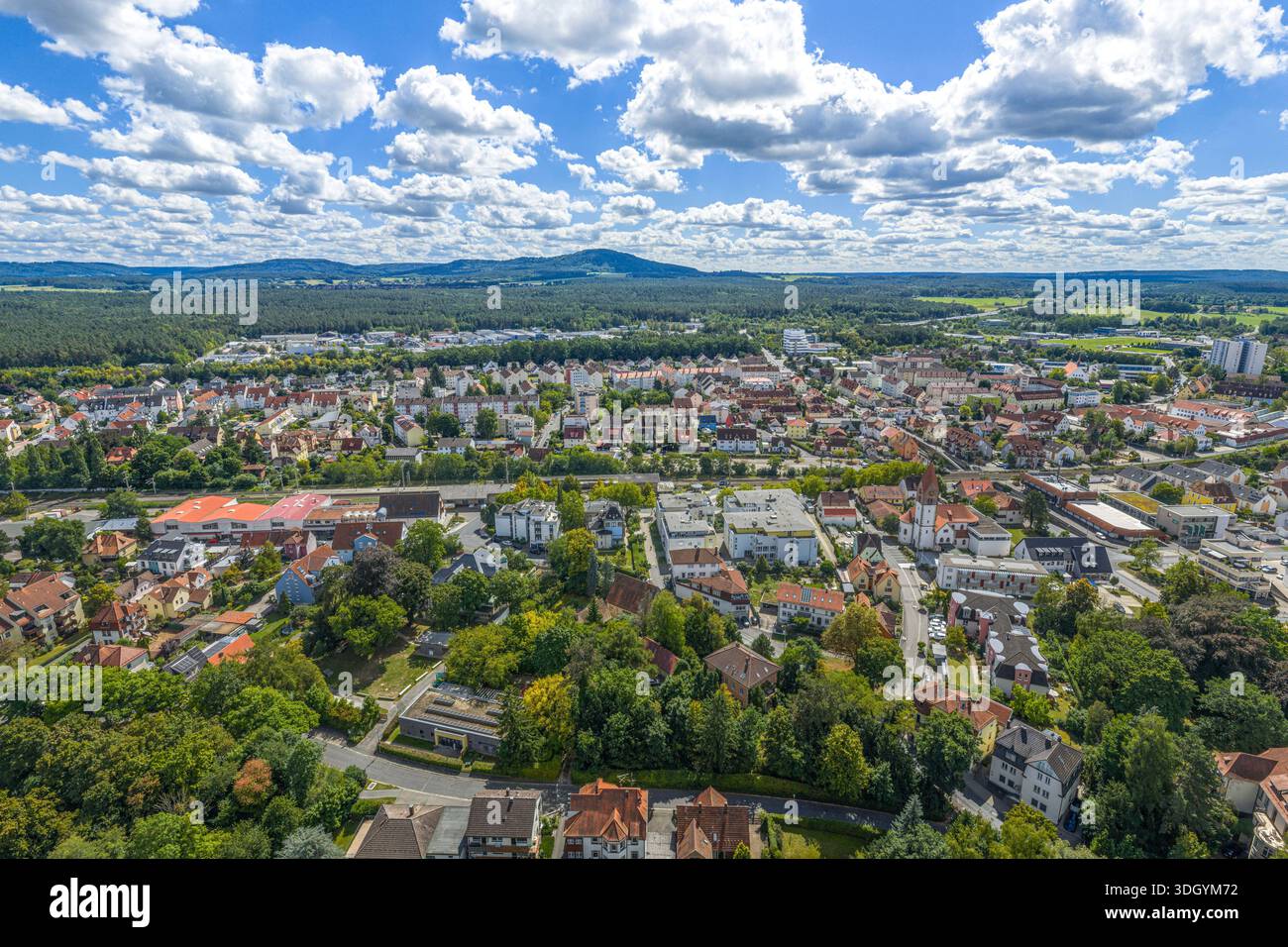 Ein Blick aus der Vogelperspektive auf das sommerliche Pegnitztal rund um die Stadt Lauf in der Region Nürnberg in Mittelfranken Stockfoto