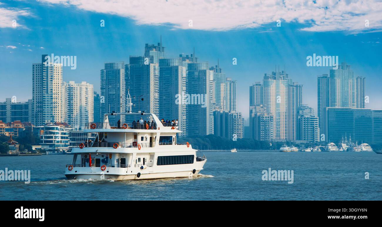 Elegantes Bootstour auf dem Fluss mit Passagieren, die den malerischen Blick auf Shanghai, China, genießen Stockfoto