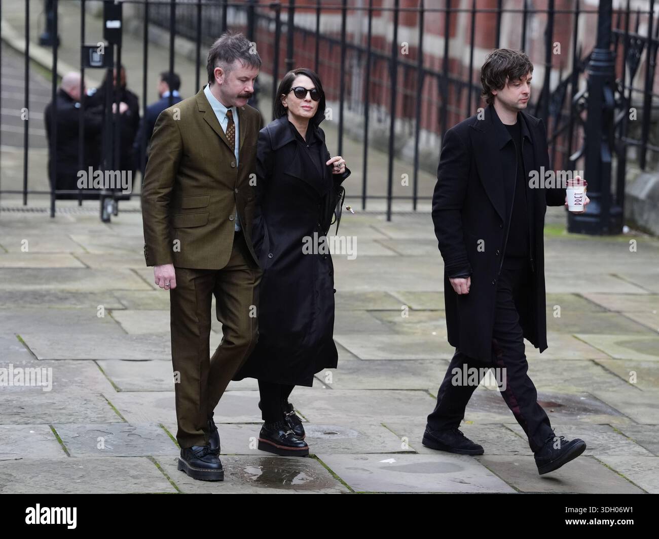 Sadie Frost (Mitte) trifft am Royal Courts of Justice in Central London ein, weil sieben Personen Vorwürfe wegen rechtswidriger Informationsbeschaffung gegen Associated Newspapers Limited (ANL) erhoben haben: Der Duke of Sussex, Baroness Doreen Lawrence, Sir Elton John, David Furish, Liz Hurley, Sadie Frost und Sir Simon Hughes. Bilddatum: Montag, 19. Januar 2026. Stockfoto