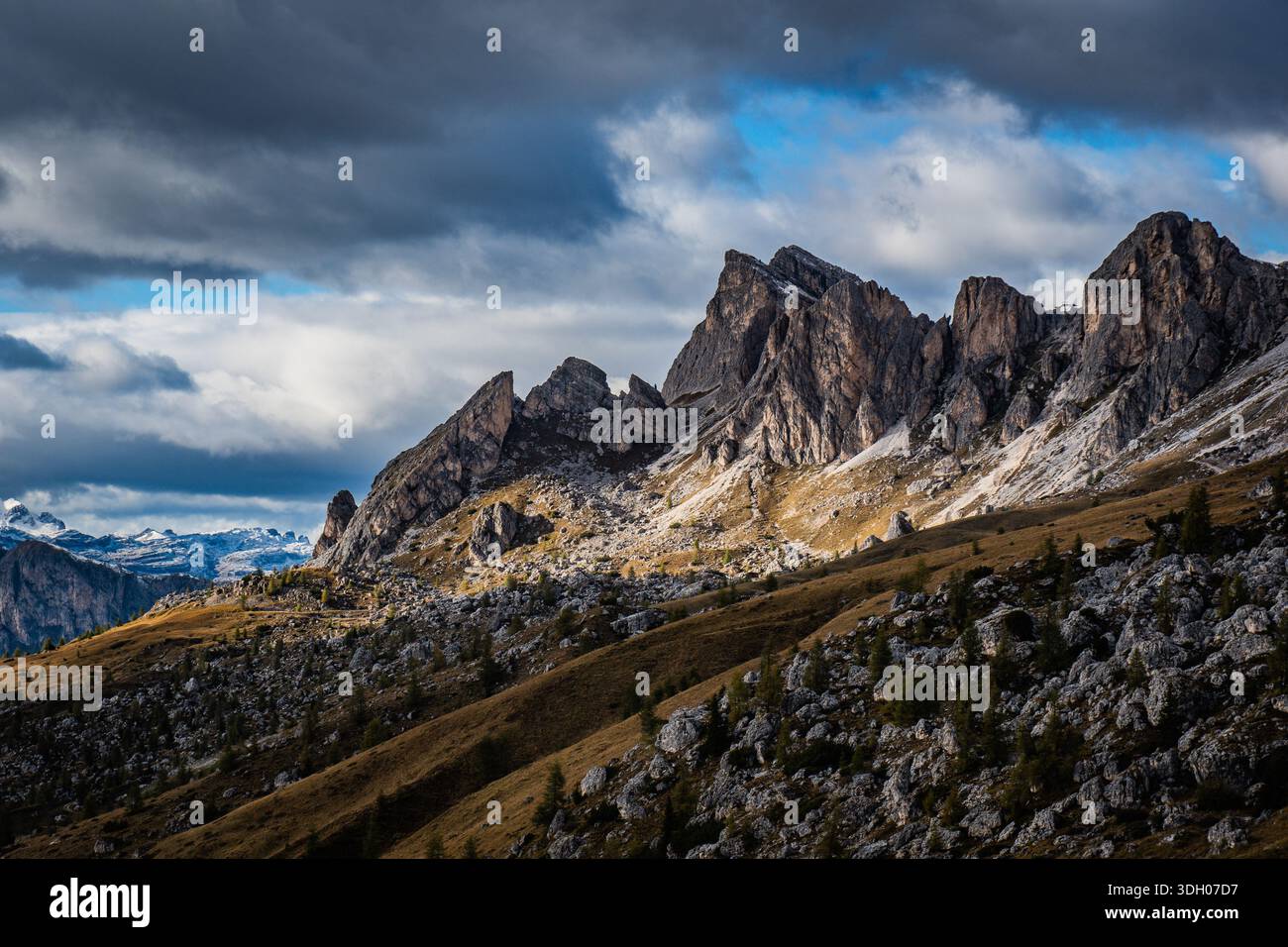 PASSO GIAU, DOLOMITES, ITALY: A view of Passo Giau, an alpine mountain pass at 2,236 meters above sea level connecting Cortina d’Ampezzo and Selva di Stockfoto