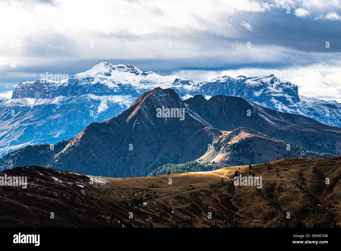 VAL DI ZOLDO, DOLOMITES, ITALY: View over the Val di Zoldo, with the Dolomites visible in the background, showing alpine villages, forested slopes, an Stockfoto
