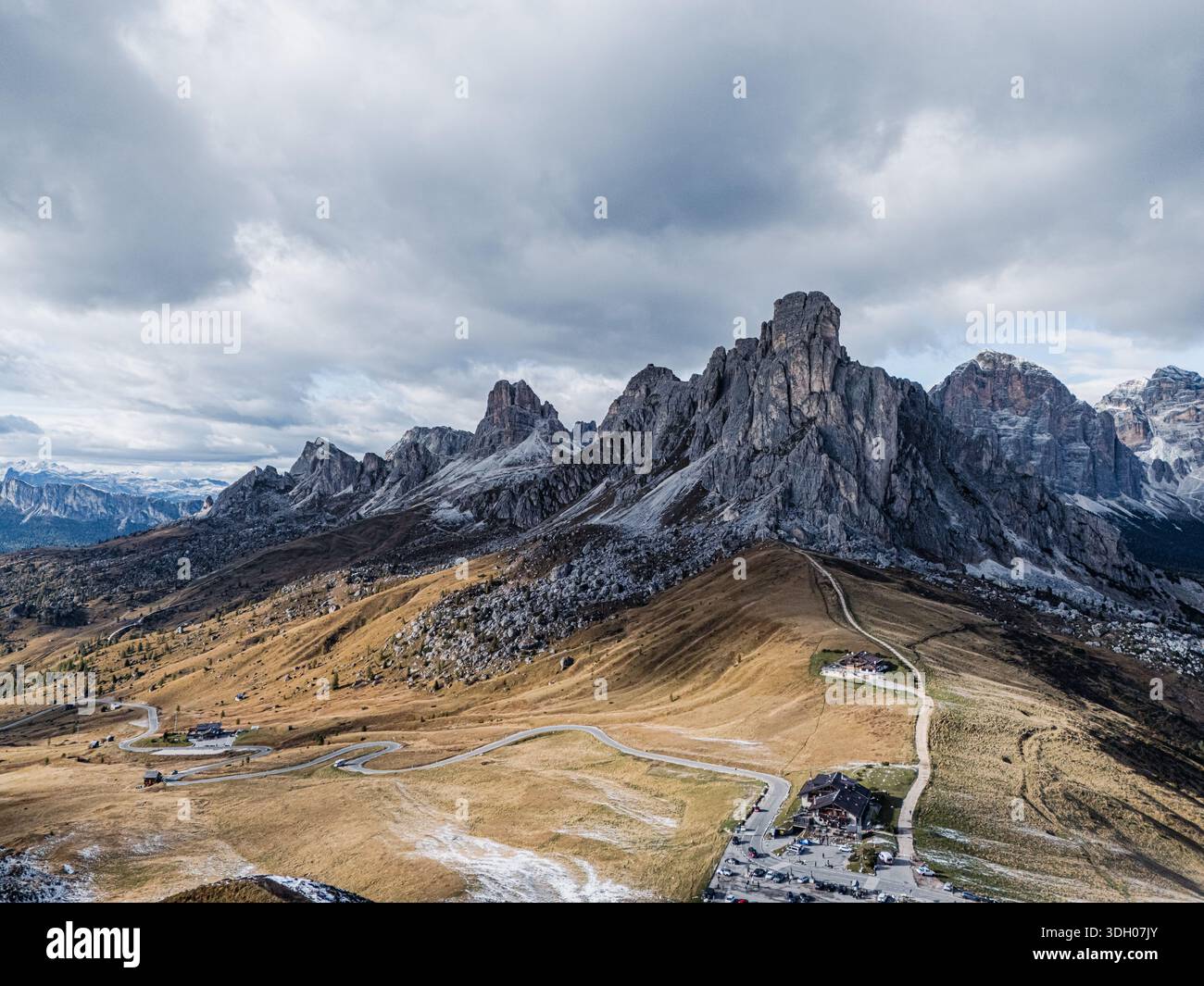 PASSO GIAU, DOLOMITES, ITALY: A view of Passo Giau, an alpine mountain pass at 2,236 meters above sea level connecting Cortina d’Ampezzo and Selva di Stockfoto