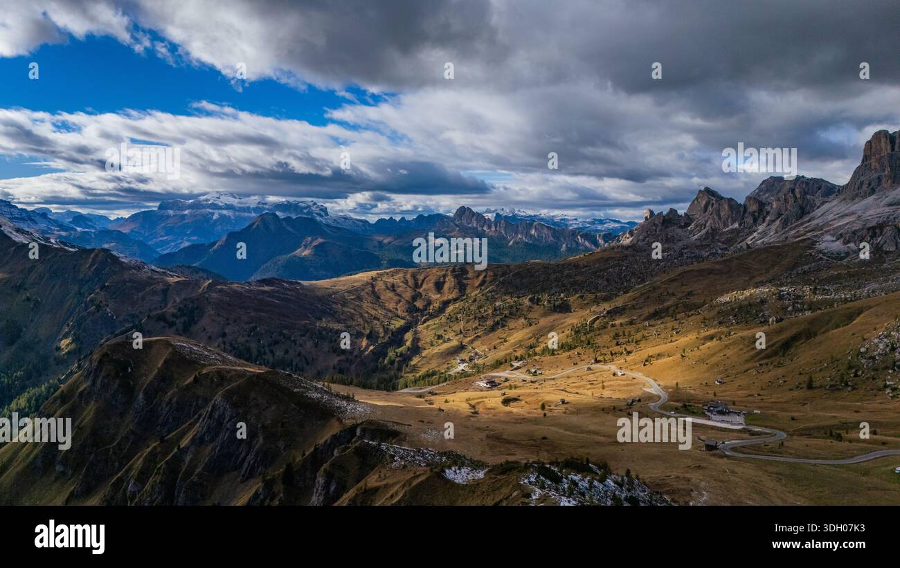 VAL DI ZOLDO, DOLOMITES, ITALY: View over the Val di Zoldo, with the Dolomites visible in the background, showing alpine villages, forested slopes, an Stockfoto