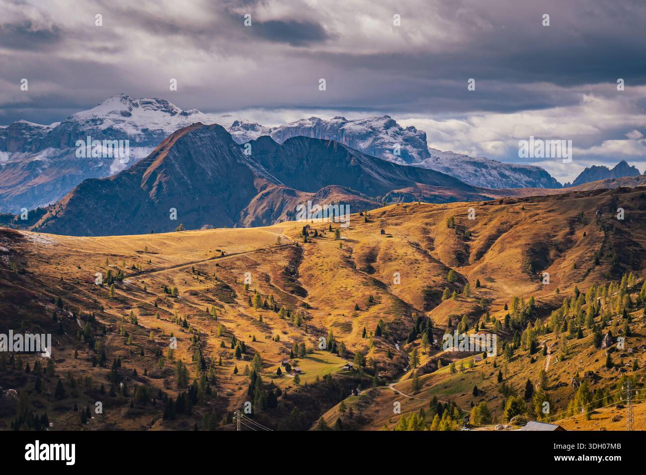 VAL DI ZOLDO, DOLOMITES, ITALY: View over the Val di Zoldo, with the Dolomites visible in the background, showing alpine villages, forested slopes, an Stockfoto