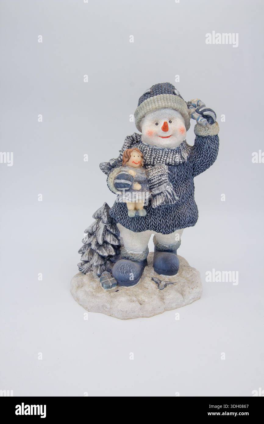 Gekleideter Schneemann isoliert auf weißem Hintergrund Stockfoto
