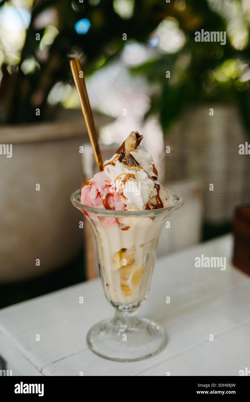 Erdbeer-Eiscreme-Sundae in einem Café in Koh Kood, Thailand Stockfoto