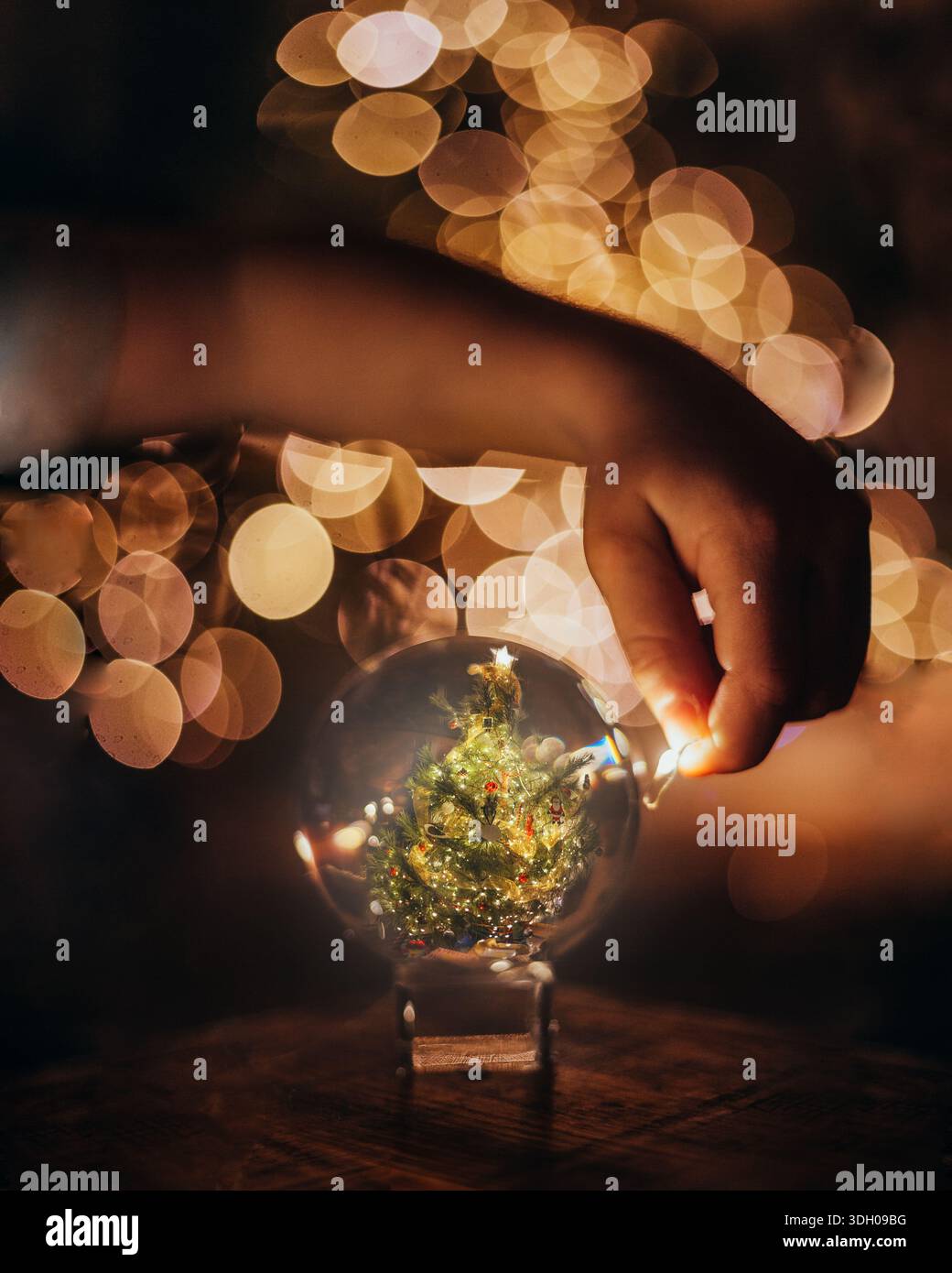 Halten Sie die Lichter um die Glaskugel Stockfoto