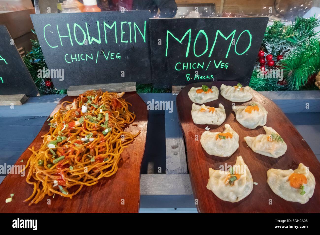 England, London, Southwark, Riverside Christmas Market, Food Stände mit asiatischen Speisen Stockfoto