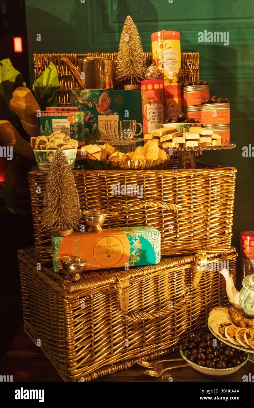 England, London, Piccadilly, Fortnum und Mason Store, Weihnachtsfenster mit weihnachtlichen Hindernissen Stockfoto