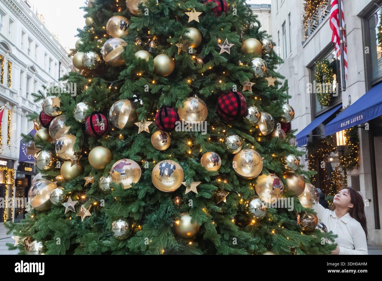 England, London, New Bond Street Mit Weihnachtsdekoration, Der Ralph Lauren Christmas Tree Stockfoto