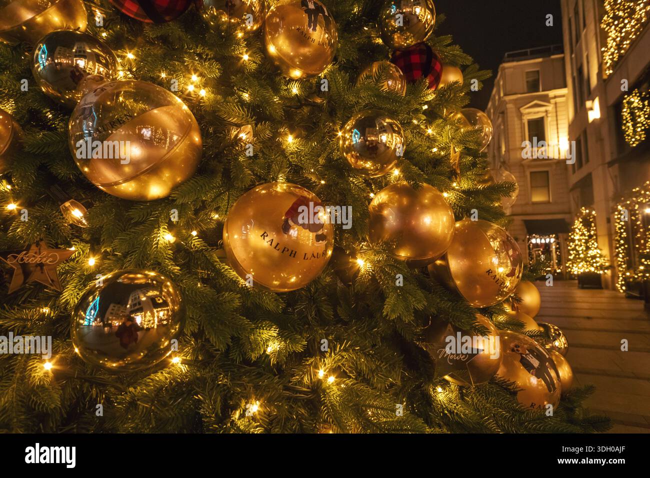 England, London, New Bond Street Mit Weihnachtsdekoration, Der Ralph Lauren Christmas Tree Stockfoto