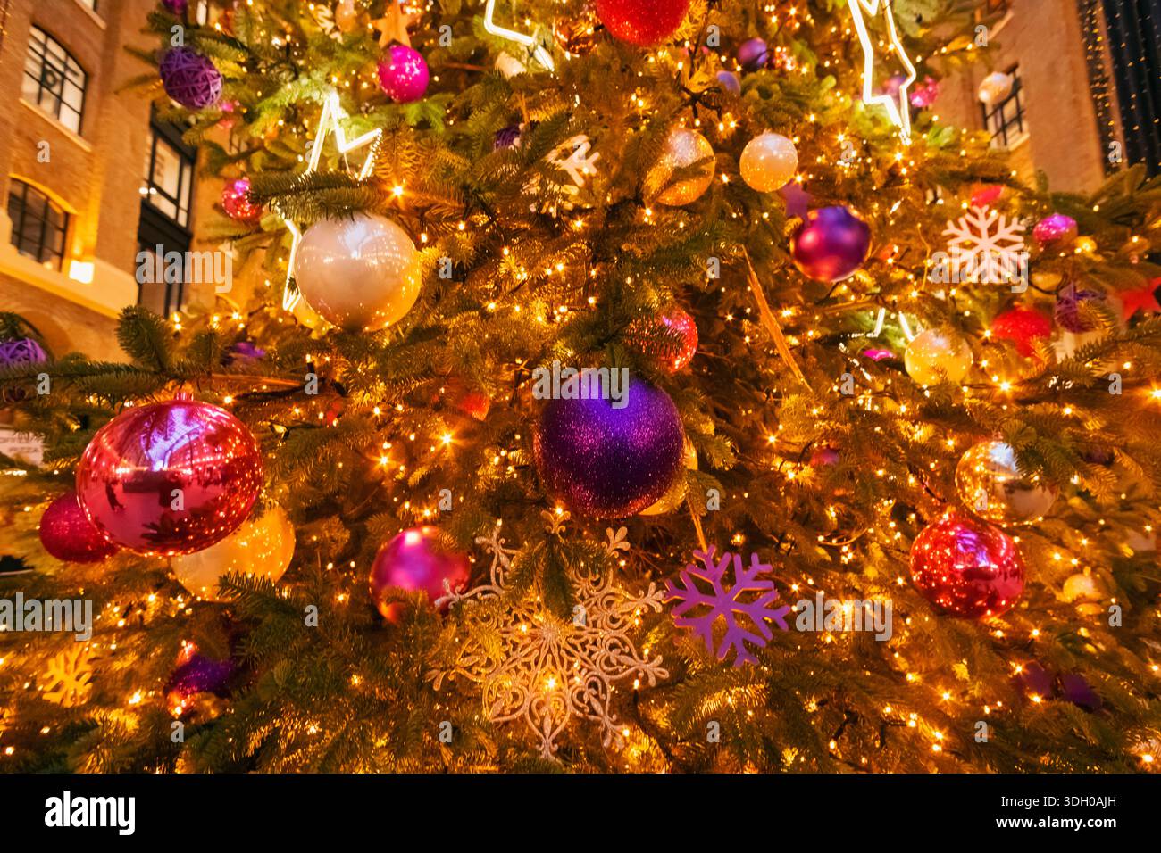 England, London, New Bond Street Mit Weihnachtsdekoration, Der Ralph Lauren Christmas Tree Stockfoto
