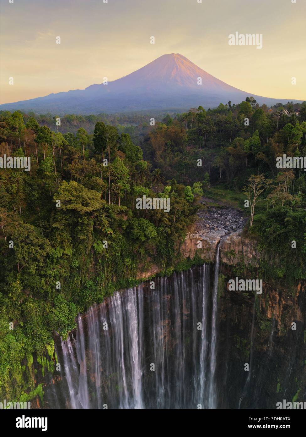 Wasserfall und Vulkan auf der Insel Indonesien. Stockfoto