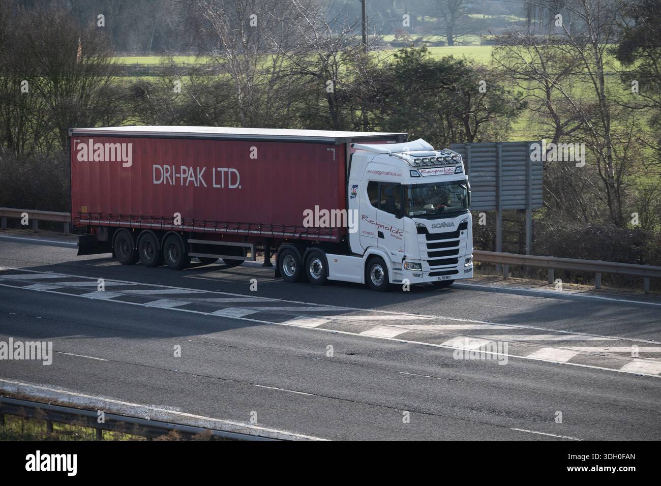 Reynolds/Dri-Pak LKW auf der Autobahn M40, Warwickshire, Großbritannien Stockfoto