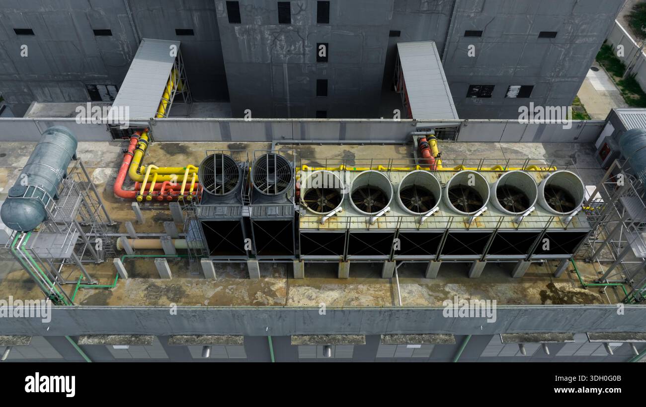 Industrielles Kühlsystem auf dem Dach der Fabrik. Lüftungslüfter. Energieeffizienz, Wärmemanagement. Klimabewusstes Energiemanagement. Reduziert Stockfoto