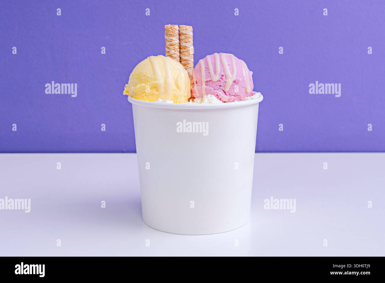 Visuelle Analyse der physikalischen Wechselwirkung zwischen Eis und Toppings in einer Schüssel, s Stockfoto