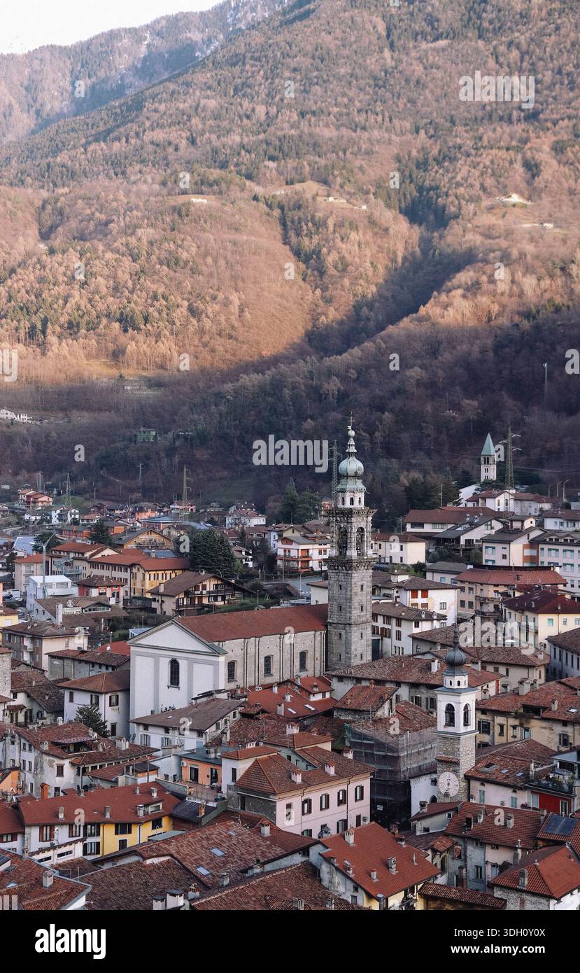 Ruhiger Morgen im alten italienischen Dorf (Lombardia, Breno) Stockfoto