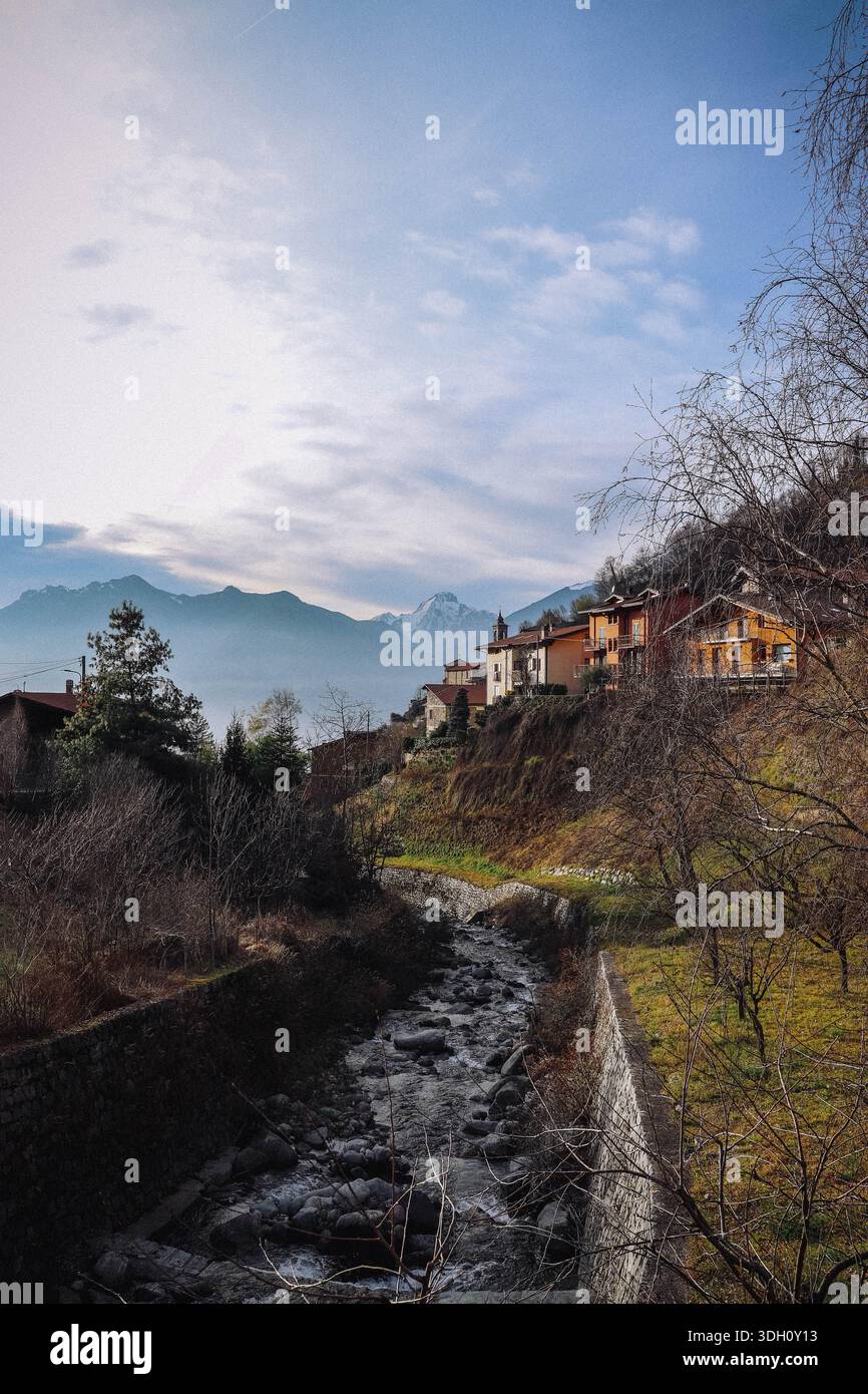 Friedliches italienisches Dorf am Fluss Stockfoto