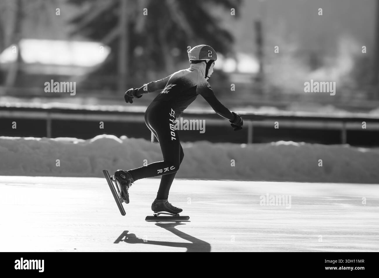 Olympische Winterspiele. Wintersport. Eiskunstlauf-Wettbewerb. Outdoor-Aktivitäten. Spaß auf Eis. Gesunder Lebensstil. Kiewer Eisarena. Eislaufen. Laufstrecke Stockfoto
