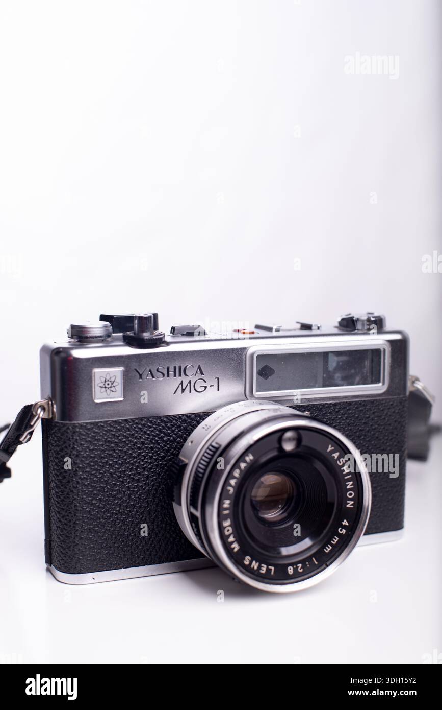 Barcelona, ​​Catalonia, Spanien: 18. Januar 2026. Die Yashica MG-1 ist eine 35-mm-Messsucherkamera, die 1975 veröffentlicht wurde. Vor weißem Hintergrund. Stockfoto