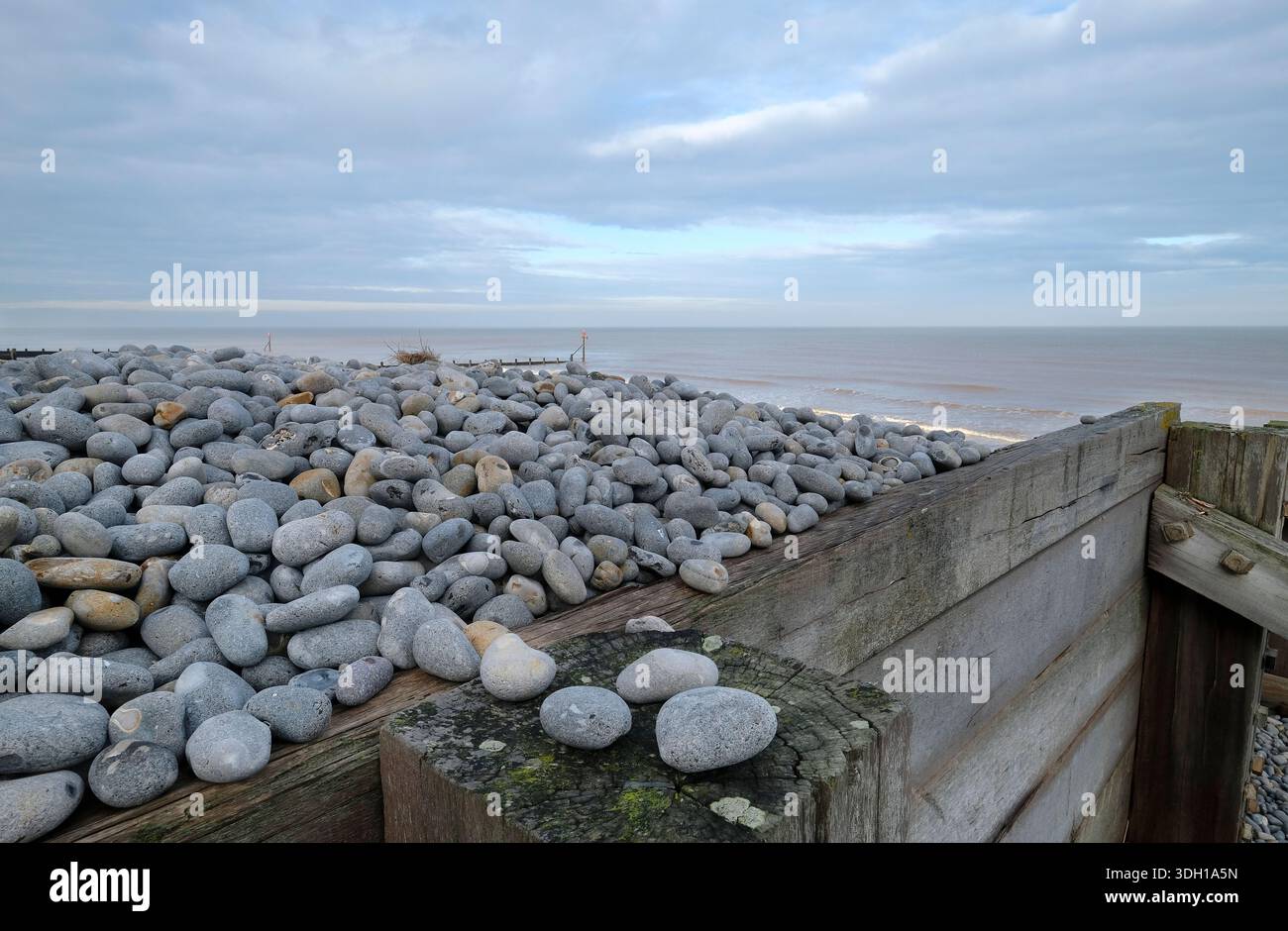 Kieselstrand und Holzgroyne, sheringham, Nord-norfolk, england Stockfoto